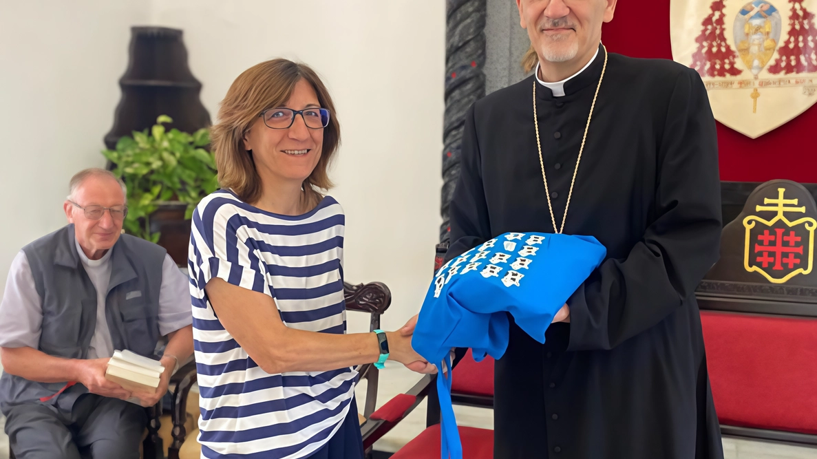 La sindaca di Gorgonzola Ilaria Scaccabarozzi consegna al cardinale Pizzaballa la lettera appello dei sindaci italiani per Gaza La sindaca di Gorgonzola Ilaria Scaccabarozzi consegna al cardinale Pizzaballa la lettera appello dei sindaci italiani per Gaza