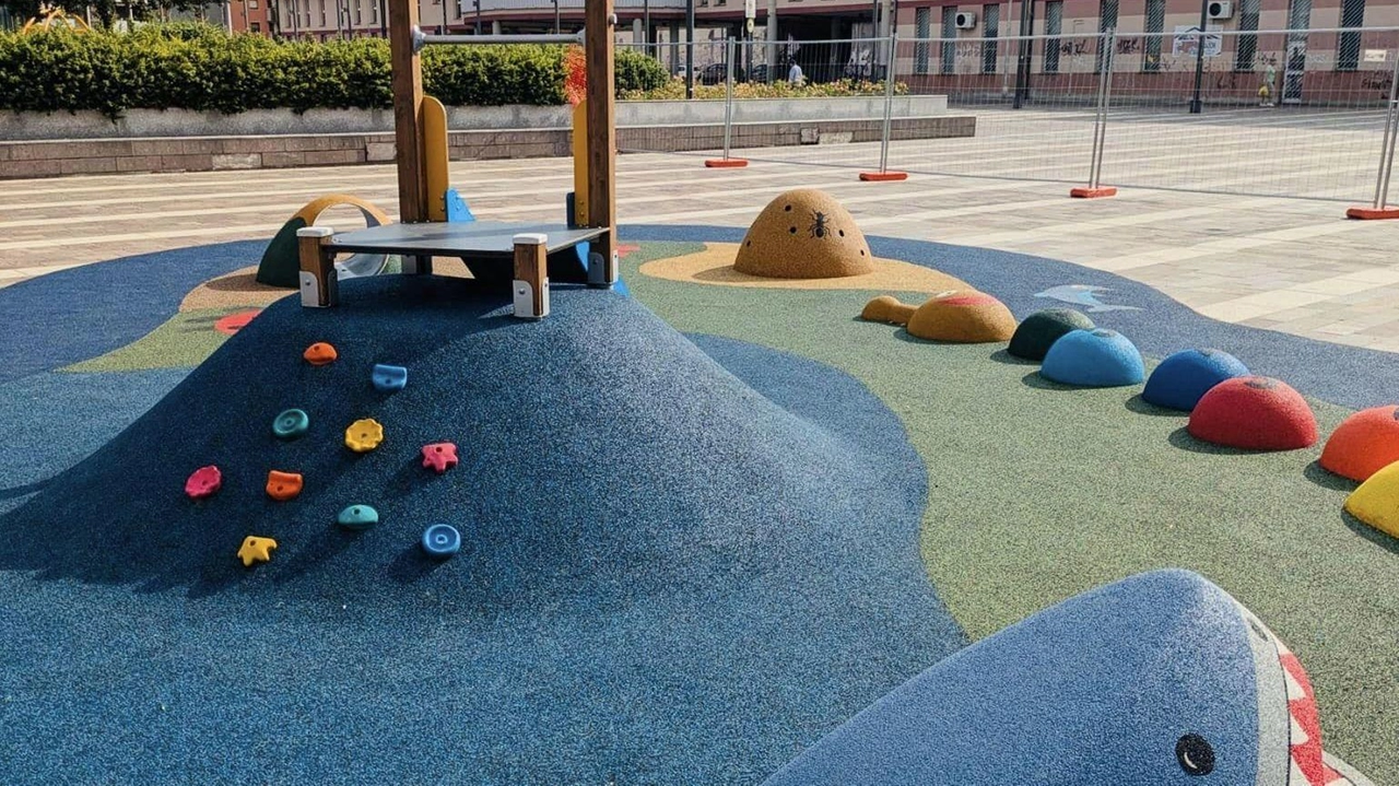 A Sesto San Giovanni, riqualificata Piazza Oldrini con nuovi giochi per bambini. L'amministrazione punta a valorizzare spazi per giovani e consolidare la vocazione all'infanzia della zona. Prossimi interventi in altre piazze della città. A Sesto San Giovanni, riqualificata Piazza Oldrini con nuovi giochi per bambini. L'amministrazione punta a valorizzare spazi per giovani e consolidare la vocazione all'infanzia della zona. Prossimi interventi in altre piazze della città.