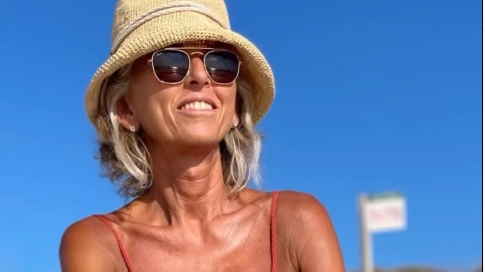Paola Marella sorridente a Formentera nel video postato su Instagram dal marito e dal figlio (dal profilo Instagram @paolamarella)