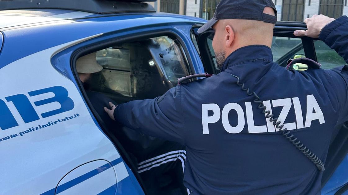 Como, picchia la moglie davanti al figlio piccolo e la chiude in casa: la donna dal balcone chiede aiuto ai vicini