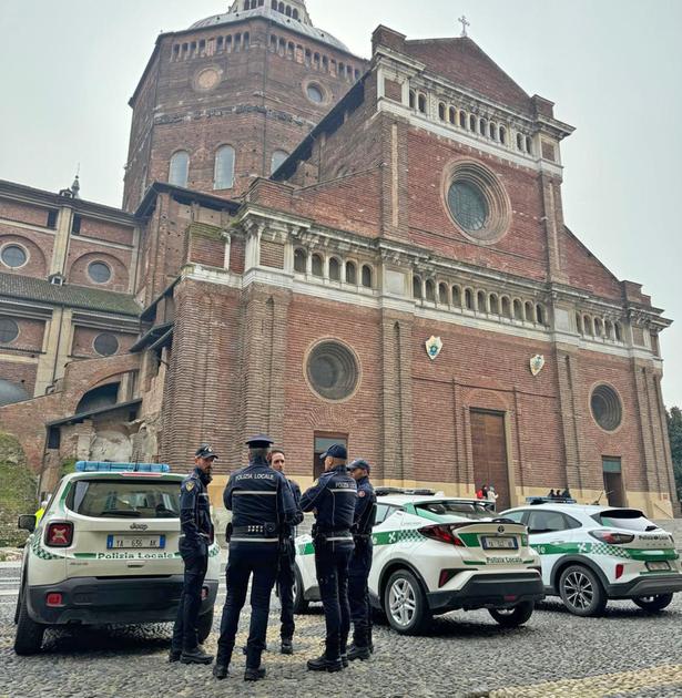 Ignora le transenne, urta una bambina di 8 anni con l’auto e poi prende a schiaffi un vigile: tensione a Pavia Ignora le transenne, urta una bambina di 8 anni con l’auto e poi prende a schiaffi un vigile: tensione a Pavia