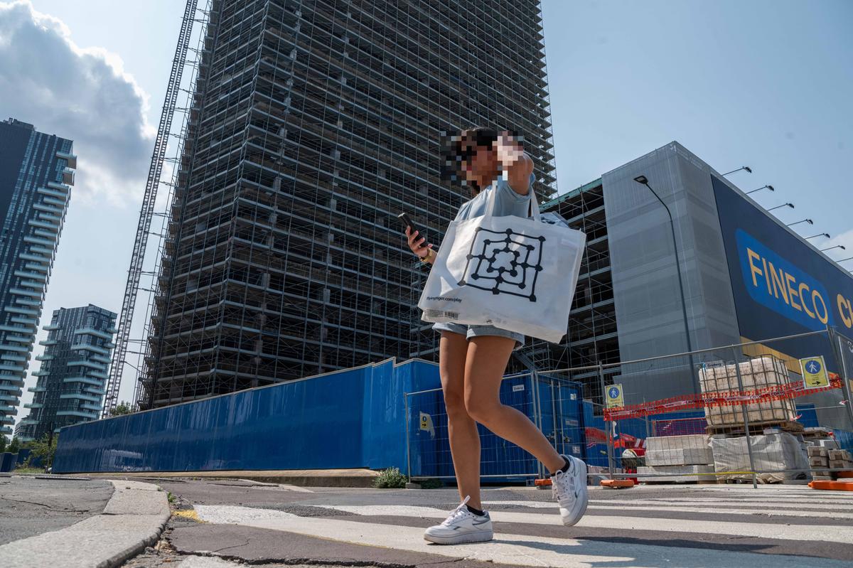 Pirellino, viaggio nel cantiere simbolo dell’inchiesta. Il quartiere si divide: “I grattacieli? Sono belli”. “Ma servono case popolari” Pirellino, viaggio nel cantiere simbolo dell’inchiesta. Il quartiere si divide: “I grattacieli? Sono belli”. “Ma servono case popolari”