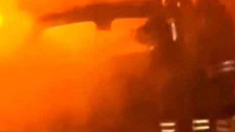 I pompieri hanno circoscritto l’incendio ma i due veicoli sono andati distrutti I pompieri hanno circoscritto l’incendio ma i due veicoli sono andati distrutti