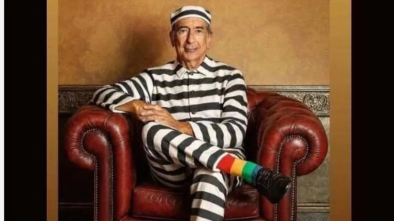 Il consigliere comunale di Fratelli d'Italia Enrico Marcora ha pubblicato una foto creata con l'AI che ritrae il sindaco Sala come un carcerato