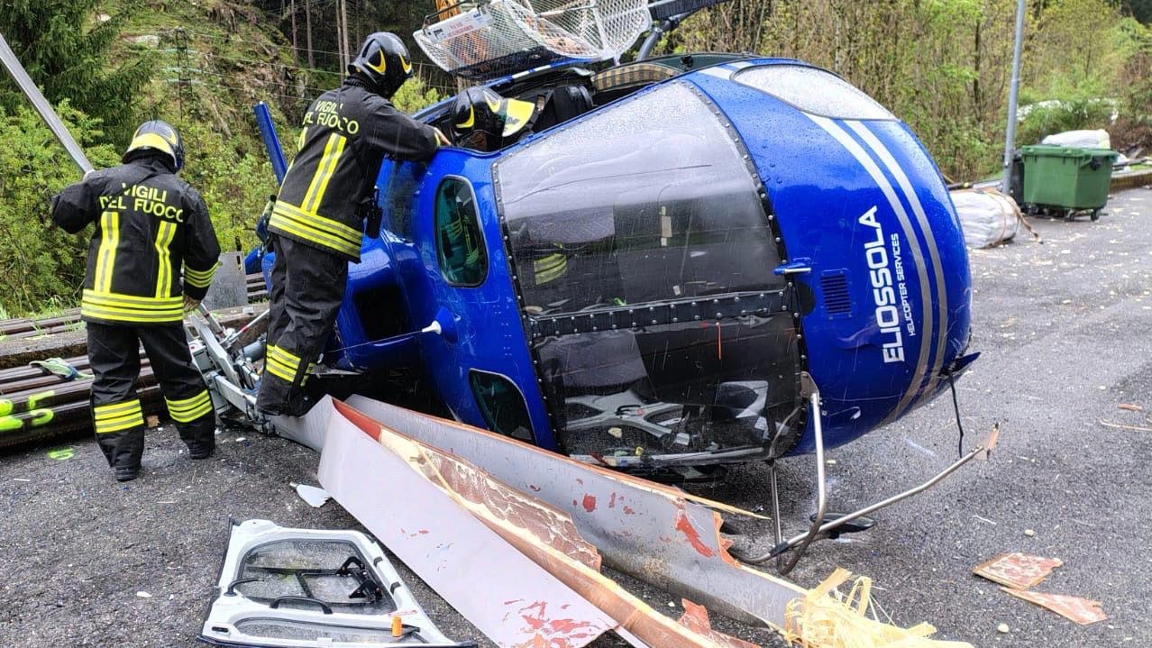 Tragedia sfiorata ieri mattina a Carona, in alta Val Brembana, dove un elicottero è precipitato durante una manovra di atterraggio.... Tragedia sfiorata ieri mattina a Carona, in alta Val Brembana, dove un elicottero è precipitato durante una manovra di atterraggio....