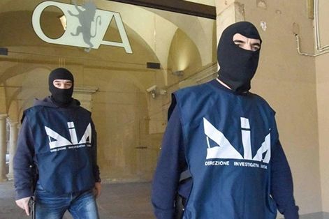 Uomini della Direzione Investigativa Antimafia