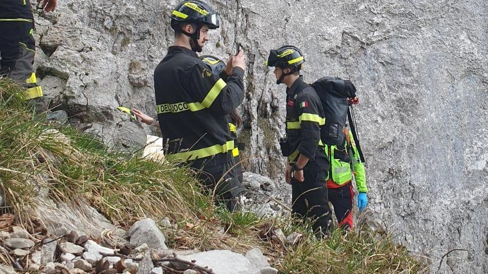 Le operazioni di recupero del corpo del sessantaduenne finito nel dirupo