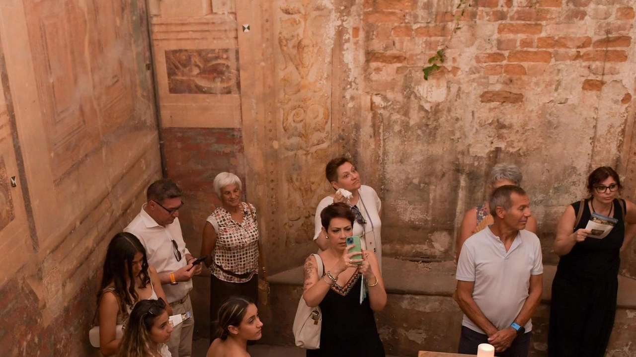 L’antico castello del 1243 eccezionalmente aperto in orario serale, con anche la possibilità, per tutti gli interessati, di salire... L’antico castello del 1243 eccezionalmente aperto in orario serale, con anche la possibilità, per tutti gli interessati, di salire...