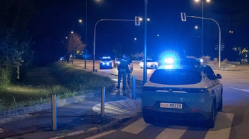 Milano, accoltellato nella notte vicino alla stazione Centrale: gravissimo 31enne, caccia a due algerini