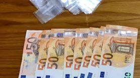 Droga e contanti sequestrati dagli agenti della Mobile nell’abitazione di via San Miniato Droga e contanti sequestrati dagli agenti della Mobile nell’abitazione di via San Miniato