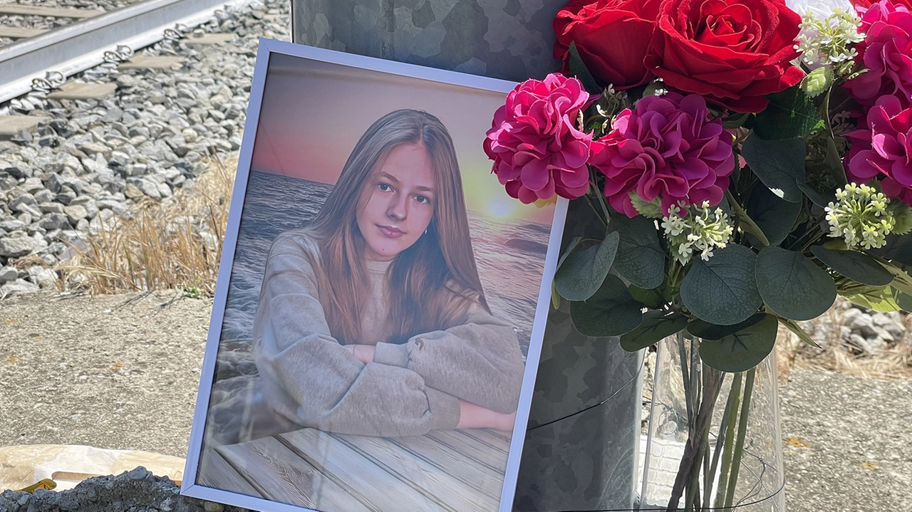 I fiori per Sandra Bolog, nata in Romania nel 2010, 15 anni ancora da compiere I fiori per Sandra Bolog, nata in Romania nel 2010, 15 anni ancora da compiere
