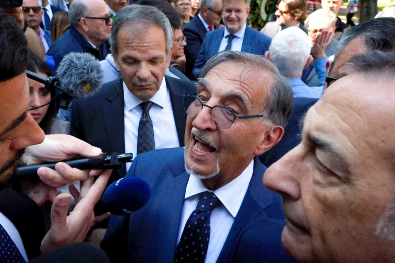 Un momento dello scontro tra il presidente del Senato Ignazio La Russa e i giornalisti presenti alla cerimonia per commemorare Sergio Ramelli. In primo piano, sulla destra, il sindaco di Milano Giuseppe Sala