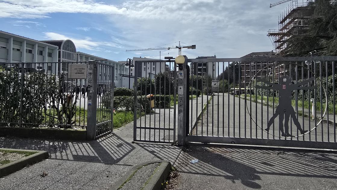 Prof del liceo Lunardi accusato di molestie da una studentessa. Flashmob davanti a scuola: “Noi le crediamo” Prof del liceo Lunardi accusato di molestie da una studentessa. Flashmob davanti a scuola: “Noi le crediamo”
