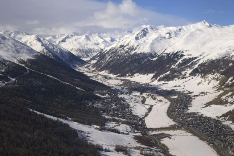 Una veduta di Livigno ancora imbiancata (foto webcam)