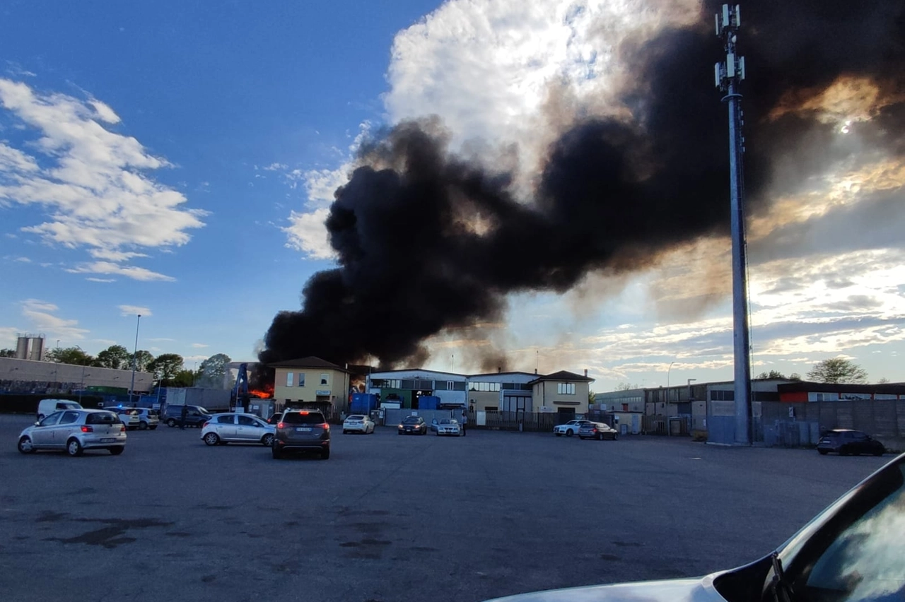 La colonna di fumo nero che si leva dal luogo dell'incendio