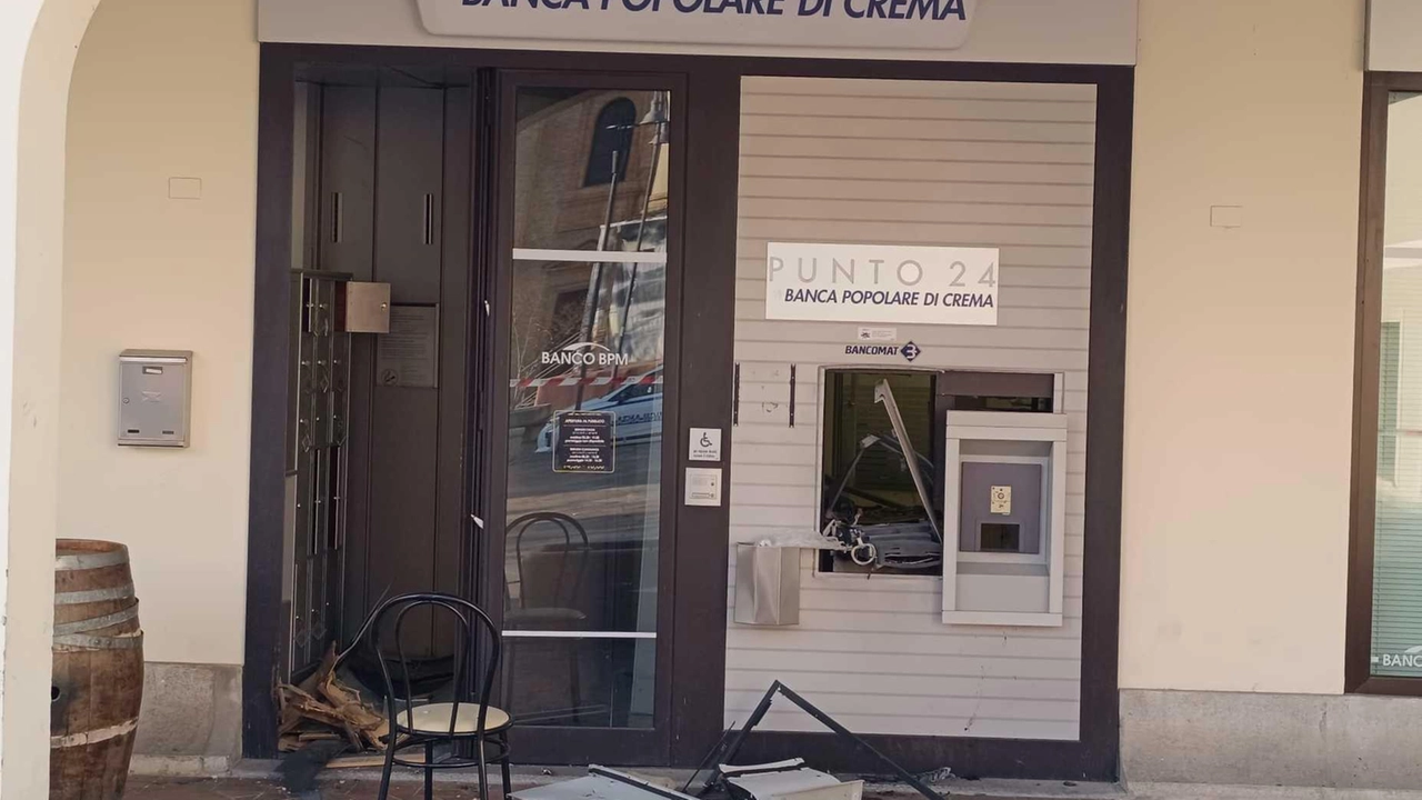 I vigili del fuoco hanno dischiarato inagibili i locali interessati dalle due esplosioni