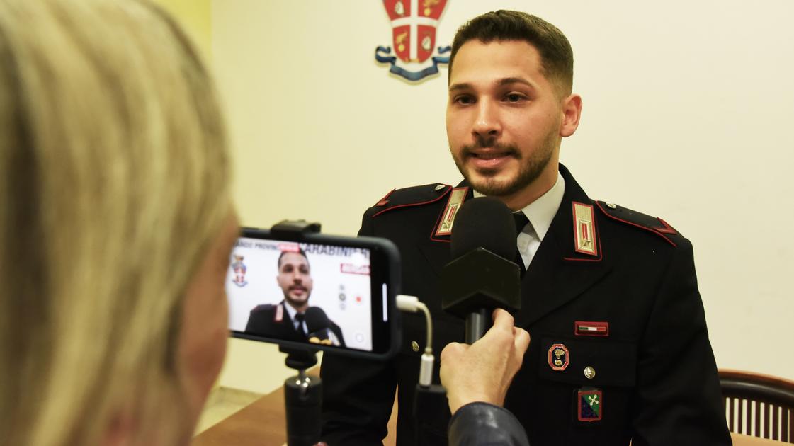 Lorenzo Fascì, il carabiniere “eroe” di Giorgia Meloni: “Ho abbracciato la donna sul cavalcavia e siamo diventati amici, ecco come è andata” Lorenzo Fascì, il carabiniere “eroe” di Giorgia Meloni: “Ho abbracciato la donna sul cavalcavia e siamo diventati amici, ecco come è andata”