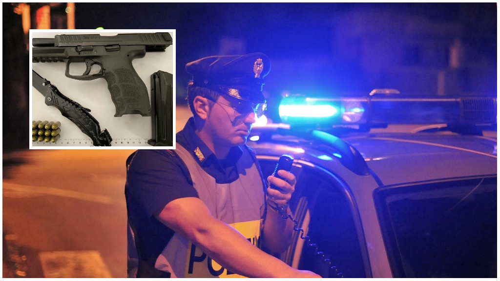 Le armi sequestrate al 21enne arrestato dalla Polizia nella notte Le armi sequestrate al 21enne arrestato dalla Polizia nella notte