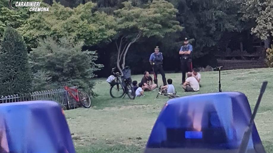 Spineda, butta fuori di casa la compagna e aggredisce i carabinieri: 38enne in manette Spineda, butta fuori di casa la compagna e aggredisce i carabinieri: 38enne in manette
