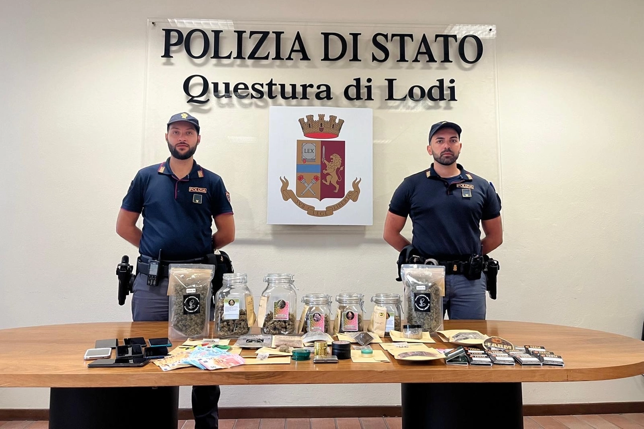 Le sostanze stupefacenti erano conservate anche in appositi vasi