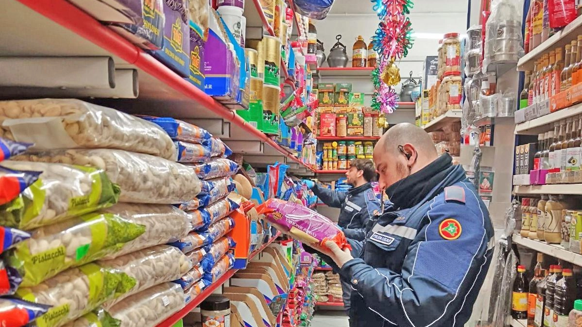 Blitz della Polizia Locale del Distretto della Bassa Bergamasca Orientale in due supermercati di Romano di Lombardia. Gli agenti del... Blitz della Polizia Locale del Distretto della Bassa Bergamasca Orientale in due supermercati di Romano di Lombardia. Gli agenti del...