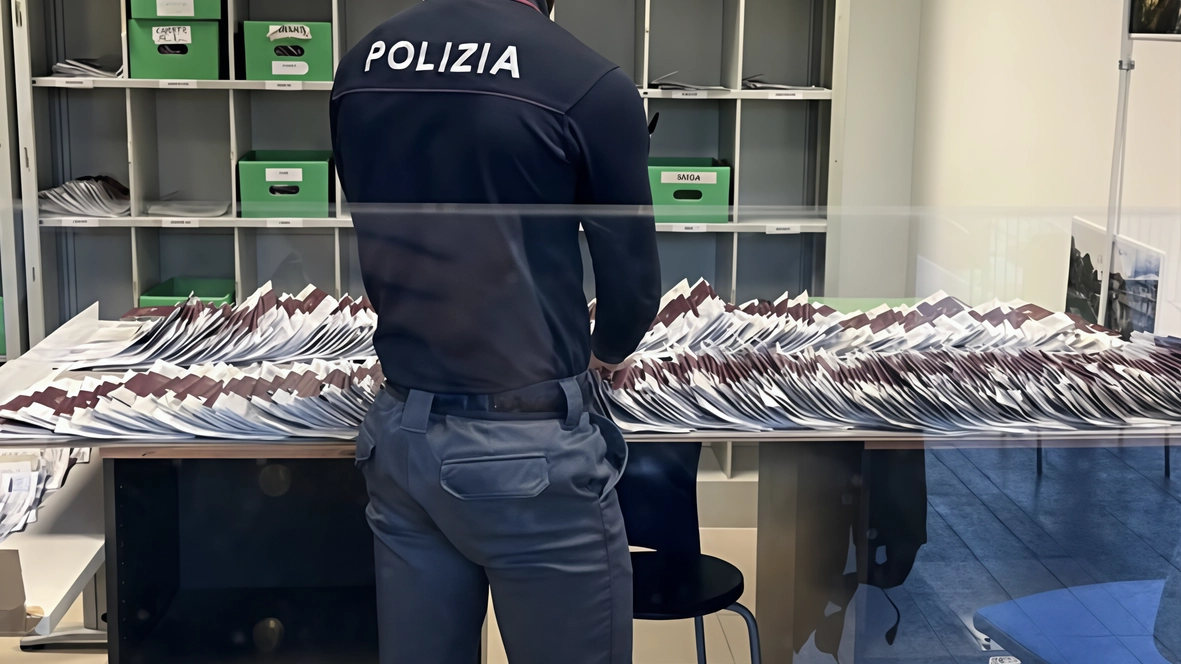 Aperture speciali e sportelli in più: gli agenti della Questura di polizia sono stati molto impegnati a Monza e in Brianza per rilasciare passaporti Aperture speciali e sportelli in più: gli agenti della Questura di polizia sono stati molto impegnati a Monza e in Brianza per rilasciare passaporti