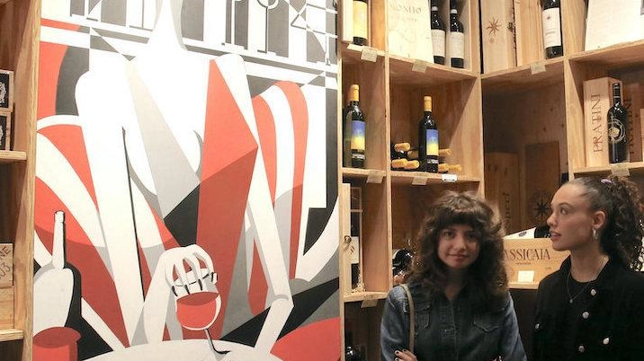 Il liceo artistico Nanni Valentini di Monza collabora con l'Enoteca Meregalli per rinnovare l'ambiente con disegni degli studenti, legati al tema del vino e del territorio. I lavori selezionati sono esposti in enoteca, promuovendo l'arte locale. Il liceo artistico Nanni Valentini di Monza collabora con l'Enoteca Meregalli per rinnovare l'ambiente con disegni degli studenti, legati al tema del vino e del territorio. I lavori selezionati sono esposti in enoteca, promuovendo l'arte locale.