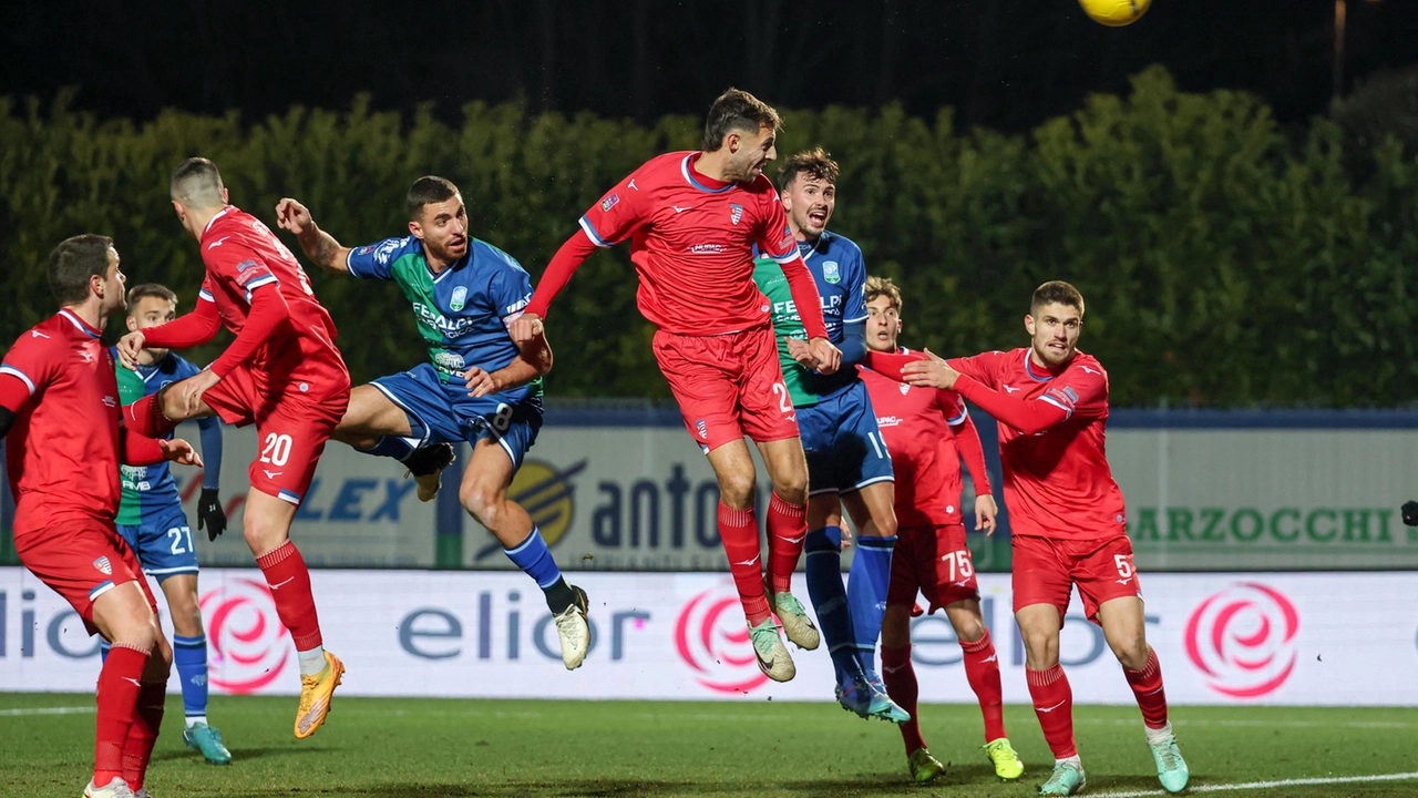 Uno dei tanti derby lombardi di serie C, con i calciatori della Pro Patria impegnati contro la Feralpisalò Uno dei tanti derby lombardi di serie C, con i calciatori della Pro Patria impegnati contro la Feralpisalò
