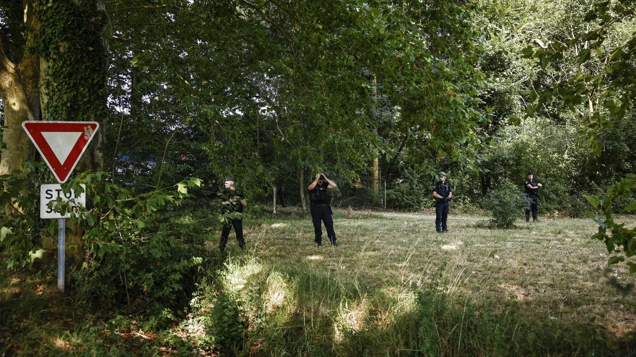 Il corpo ritrovato in un parco con gli arti disposti a croce