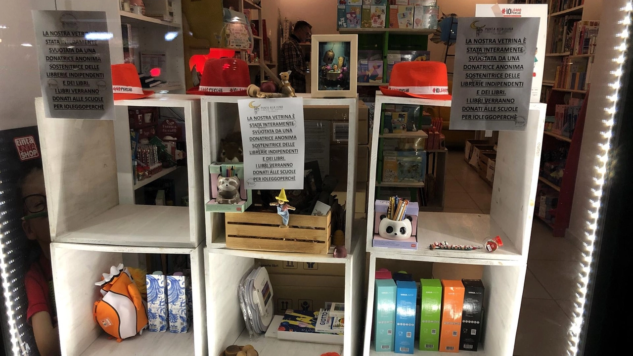 La vetrina svuotata e il messaggio della libreria milanese La vetrina svuotata e il messaggio della libreria milanese