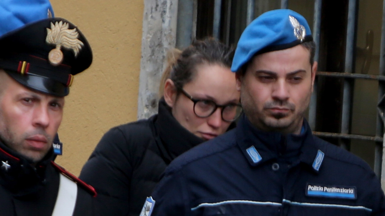 Stella Boggio scortata da carabinieri e agenti della polizia penitenziaria fuori dal tribunale di Monza Stella Boggio scortata da carabinieri e agenti della polizia penitenziaria fuori dal tribunale di Monza