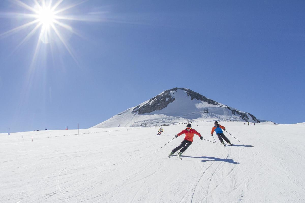 caldo di ferragosto no grazie 200 turisti scelgono lo sci estivo allo stelvio
