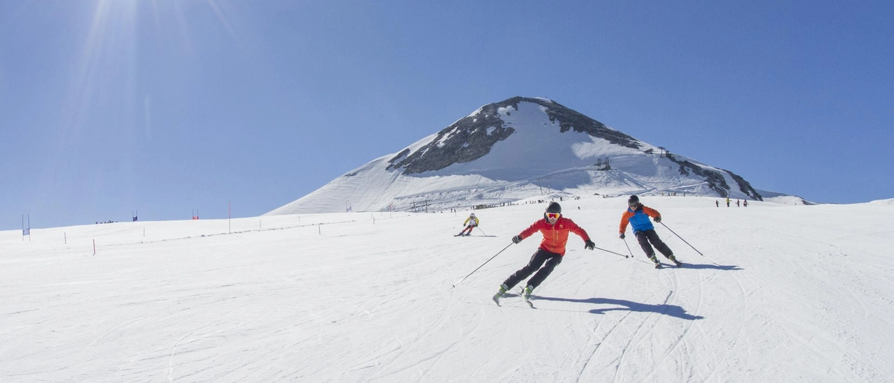 Caldo di Ferragosto? No grazie: 200 turisti scelgono lo sci estivo allo Stelvio