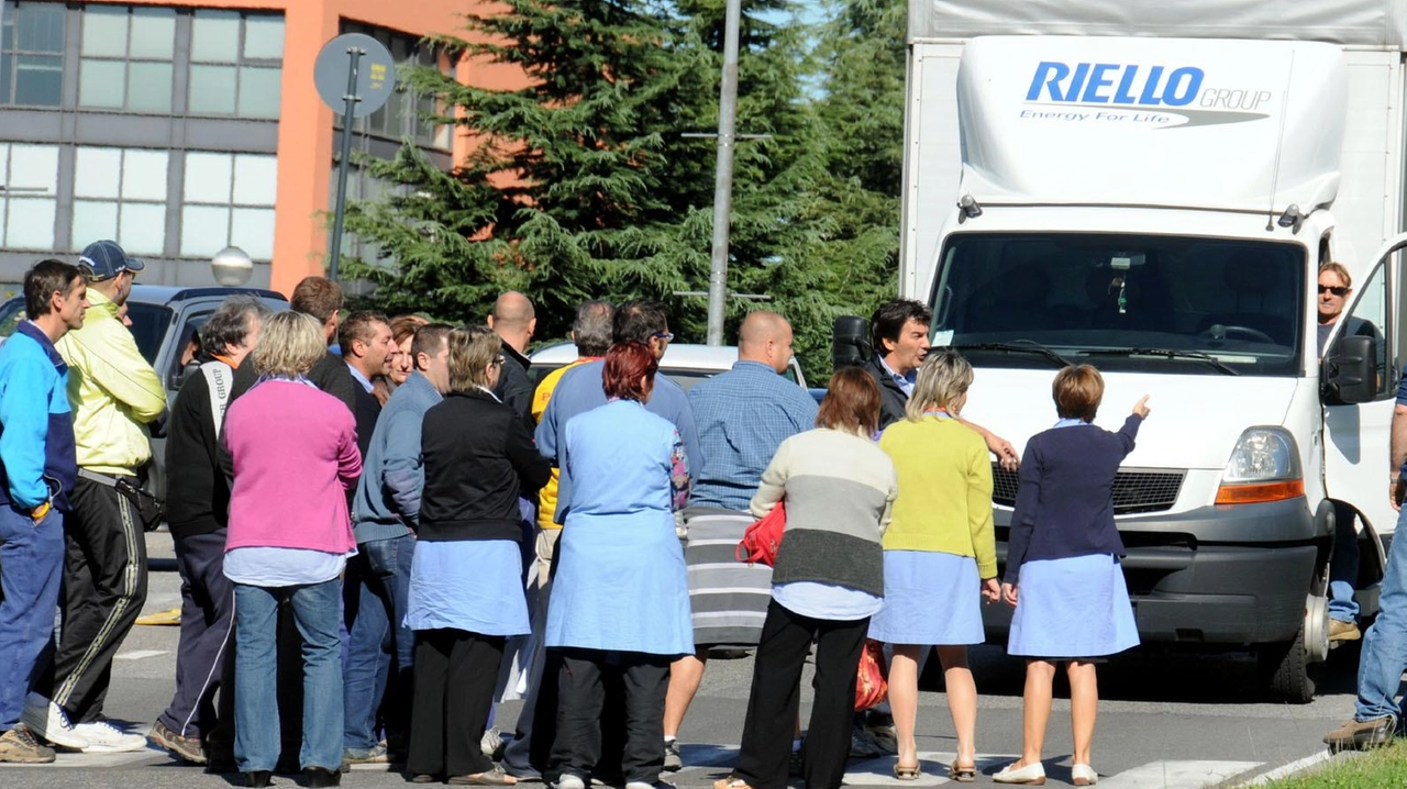 Una manifestazione sindacale alla Riello, dal 2015 la proprietà è passata a Carrier Una manifestazione sindacale alla Riello, dal 2015 la proprietà è passata a Carrier