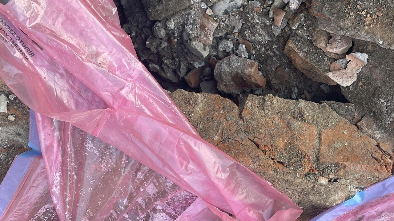 A Cassano d'Adda, ritrovamenti archeologici nel cantiere di piazza Garibaldi causano preoccupazione. L'assessore rassicura: i lavori proseguono regolarmente. Reperti in attesa di valutazione. A Cassano d'Adda, ritrovamenti archeologici nel cantiere di piazza Garibaldi causano preoccupazione. L'assessore rassicura: i lavori proseguono regolarmente. Reperti in attesa di valutazione.