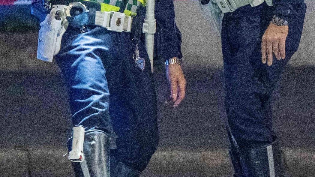 I rilievi degli agenti del Radiomobile della polizia locale sul luogo dell’incidente avvenuto ieri notte