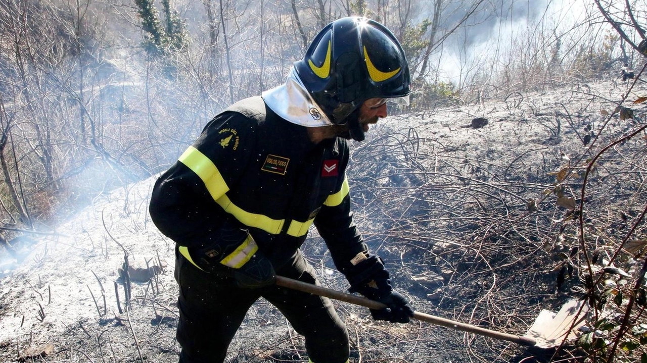 Attorno alle 11.45 un incendio di dimensioni apparentemente modeste è sfuggito al controllo del pensionato