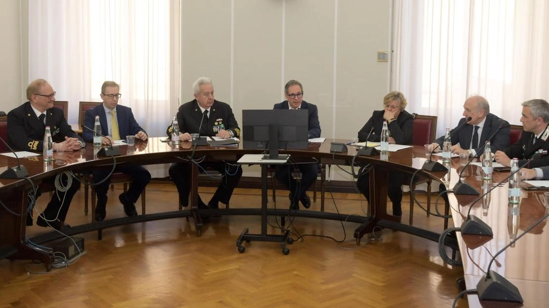 Al tavolo di lavoro il prefetto di Pavia Francesca De Carlini e tra gli altri l’ammiraglio di squadra della Marina Militare Antonio Natale insieme a Stefano Denicolai, presidente del Centro di ricerca Itir (Torres) Al tavolo di lavoro il prefetto di Pavia Francesca De Carlini e tra gli altri l’ammiraglio di squadra della Marina Militare Antonio Natale insieme a Stefano Denicolai, presidente del Centro di ricerca Itir (Torres)