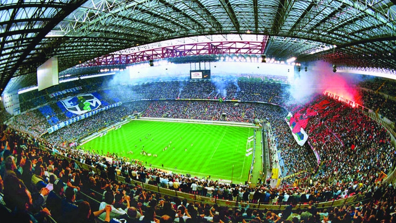 Lo stadio di San Siro durante un derby tra Inter e Milan Lo stadio di San Siro durante un derby tra Inter e Milan