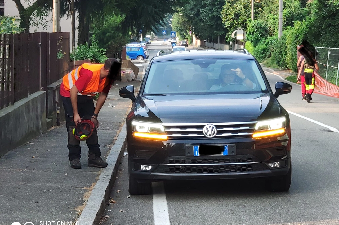 Il sindaco di Gallarate Cassani mostra il dito medio agli ambientalisti che protestavano ieri in via Curtatone