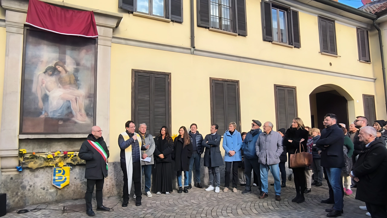 Restauratori politici e cittadini del Burghett alla cerimonia della posa del dipinto all’interno dell’edicola votiva Restauratori politici e cittadini del Burghett alla cerimonia della posa del dipinto all’interno dell’edicola votiva