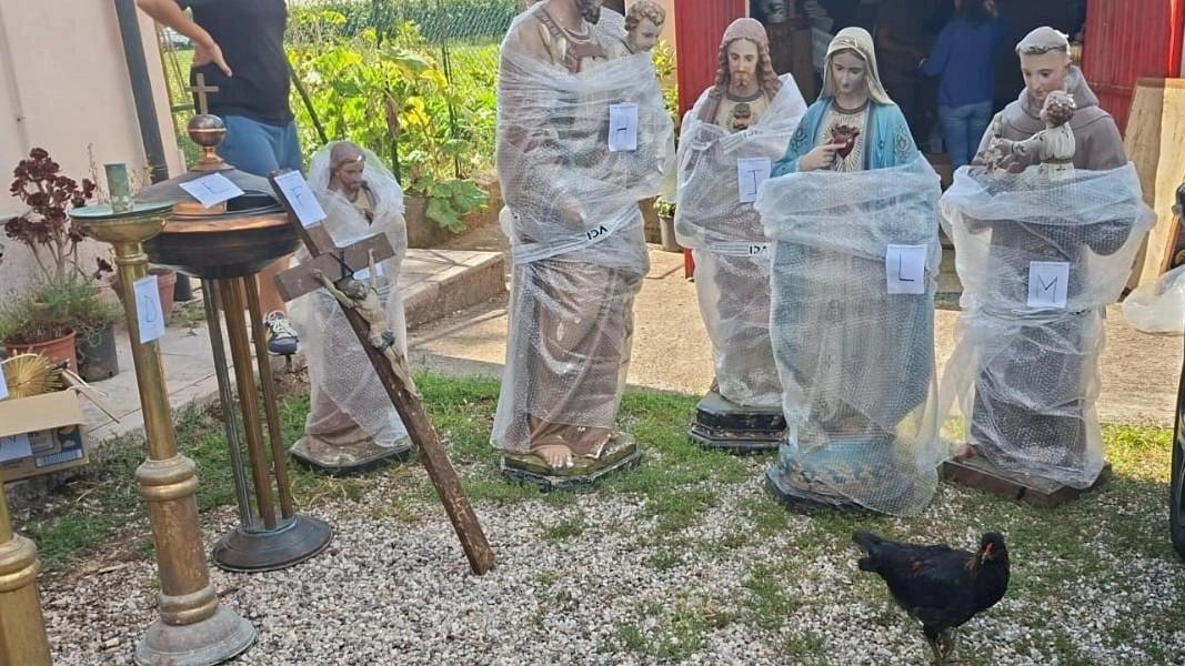 Gli oggetti sacri trafugati nella chiesa di Montebello della Battaglia Gli oggetti sacri trafugati nella chiesa di Montebello della Battaglia
