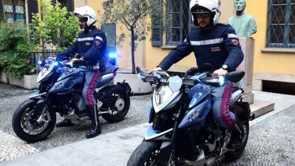 Sempione, diciottenne bloccato e arrestato in flagranza dai poliziotti in moto. In corso Lodi il furto di una catenina, subito passata a un complice dileguatosi. Sempione, diciottenne bloccato e arrestato in flagranza dai poliziotti in moto. In corso Lodi il furto di una catenina, subito passata a un complice dileguatosi.
