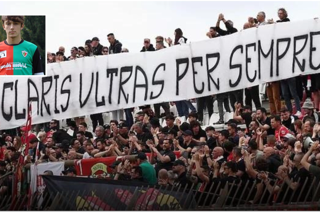 Lo striscione dei tifosi del Monza per ricordare Riccardo Claris