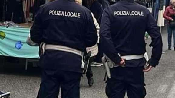 Lavoratori in nero al mercato. Chiuso banco di frutta e verdura