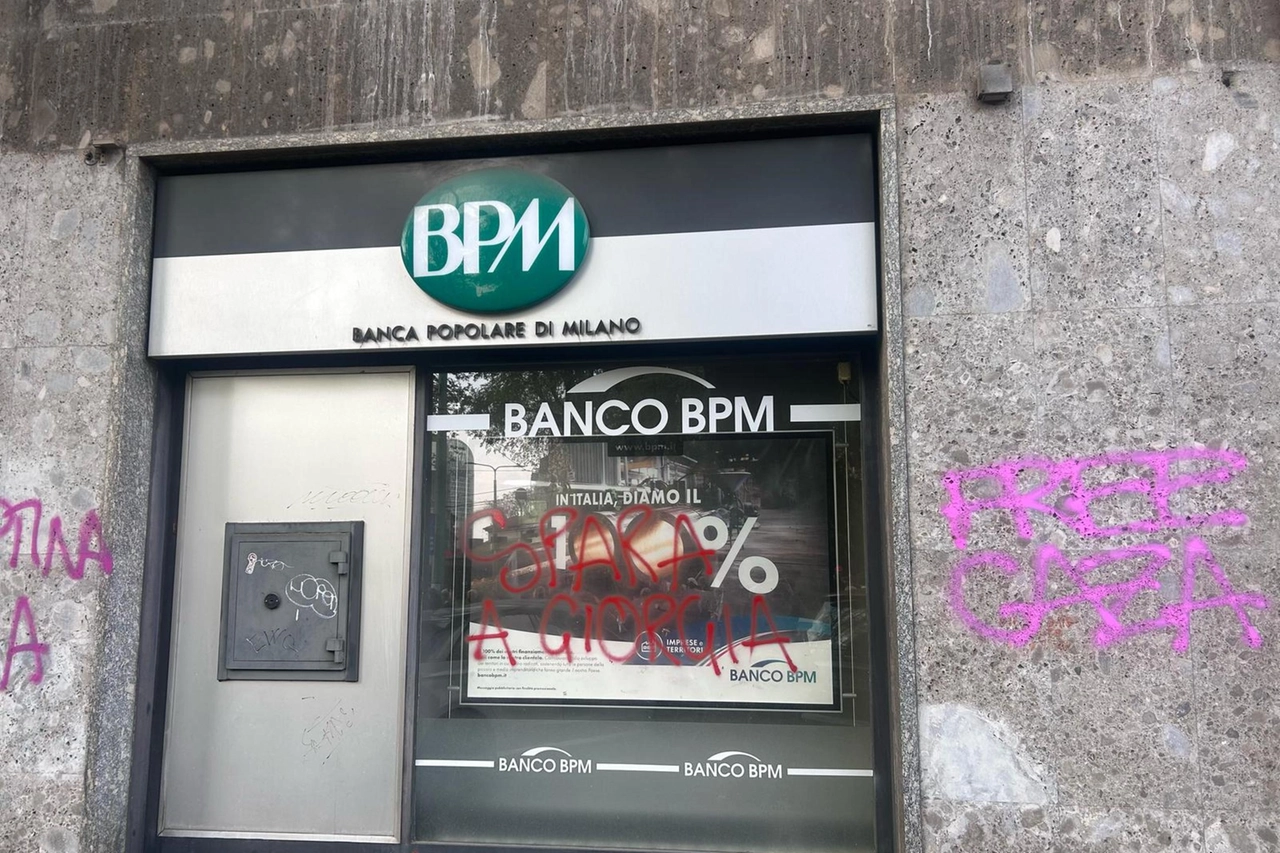La scritta "Spara a Giorgia" comparsa durante il passaggio del corteo in piazzale Lagosta