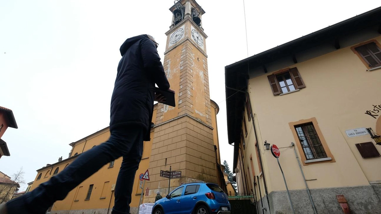 Minacciata da ruggine e crepe, la torre è a caccia di fondi per il restyling. Servono 410mila euro per il recupero, l’appello della parrocchia a donare. Minacciata da ruggine e crepe, la torre è a caccia di fondi per il restyling. Servono 410mila euro per il recupero, l’appello della parrocchia a donare.