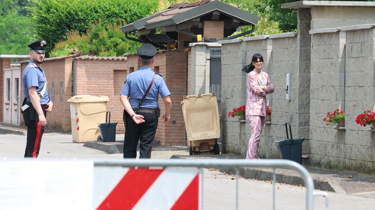 L'avvocato Angela Taccia, fra i legali di Andrea Sempio, fuori dalla villetta di Garlasco durante l'ultimo sopralluogo dei Ris