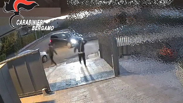 Una delle aggressioni all’imprenditore finito nel mirino nelle riprese delle telecamere di sorveglianza