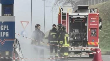 L’intervento dei vigili del fuoco per evitare esplosioni L’intervento dei vigili del fuoco per evitare esplosioni
